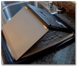 ¿Le cayo agua a tu laptop? Consejos para protegerla agua laptop